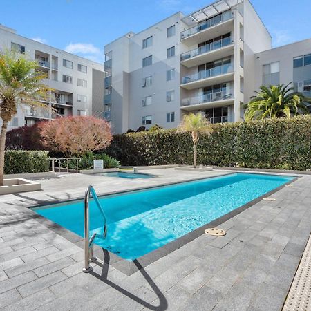 Modern 1-Bed Unit With Pool Views And Balcony Apartment Canberra Exterior photo