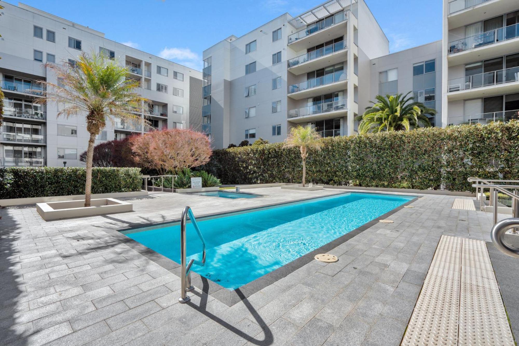 Modern 1-Bed Unit With Pool Views And Balcony Apartment Canberra Exterior photo