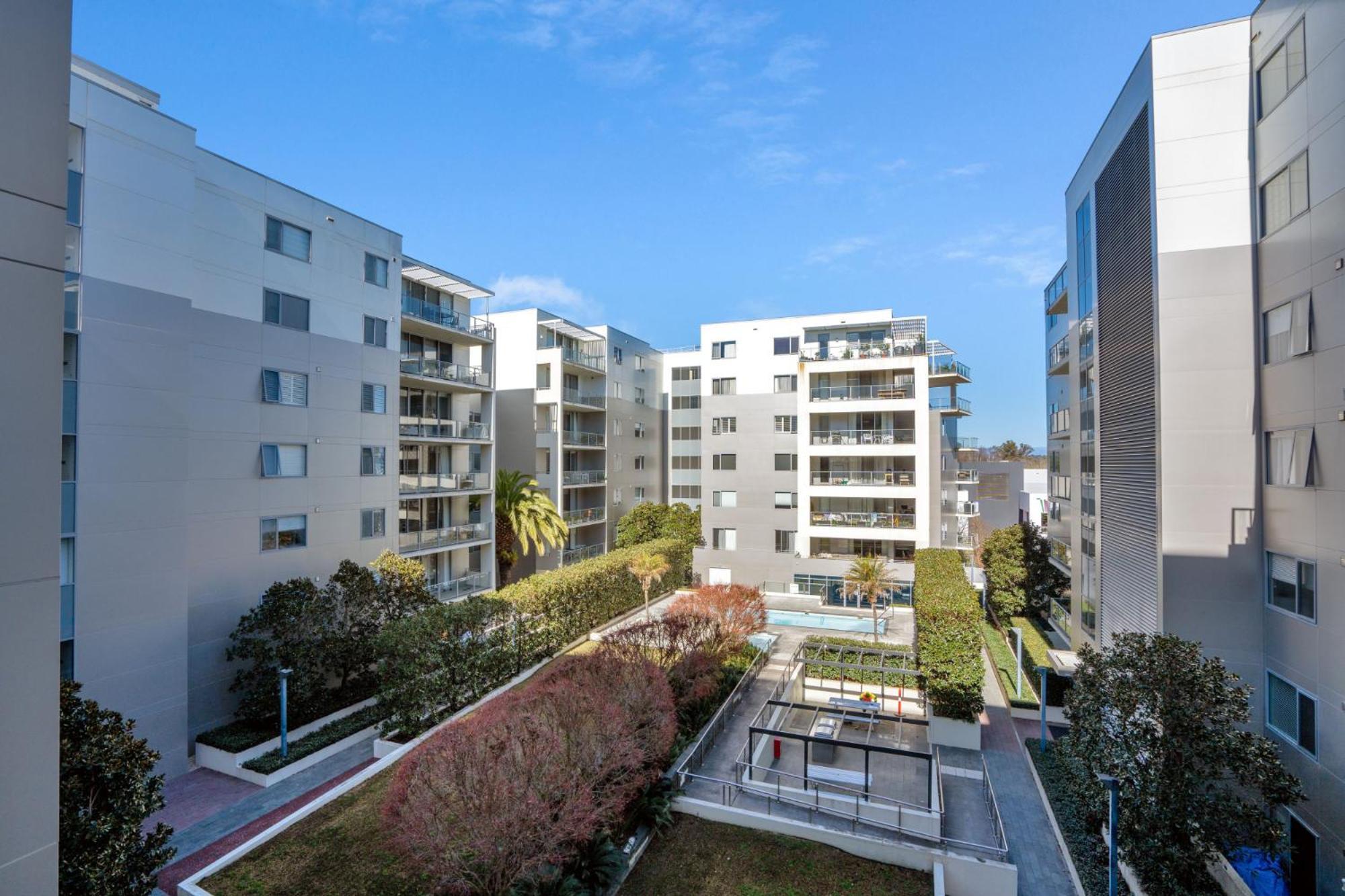 Modern 1-Bed Unit With Pool Views And Balcony Apartment Canberra Exterior photo