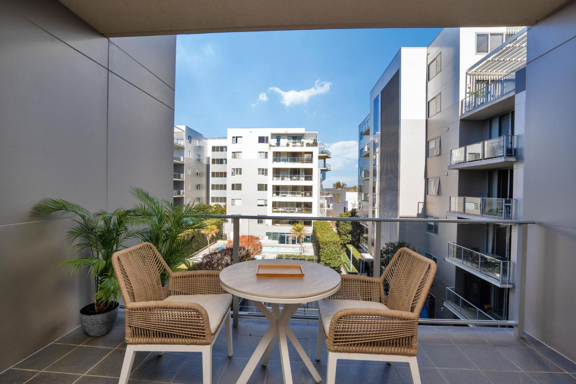 Modern 1-Bed Unit With Pool Views And Balcony Apartment Canberra Exterior photo